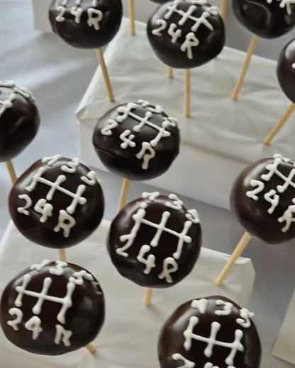 Cake Pops im Schaltkulissen-Design