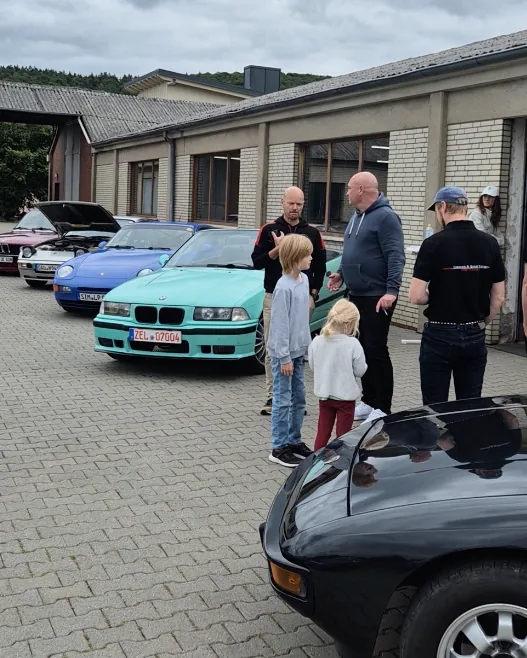Klassiker und Sportwagen auf dem Werkstatthof beim Cafe Clutch