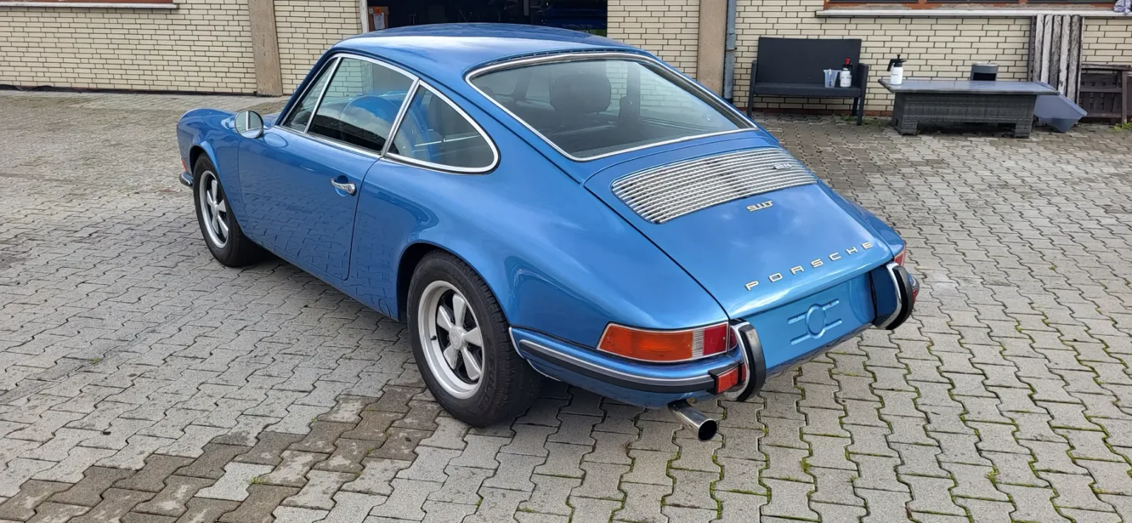 Blauer Porsche 911 Oldtimer Classic Car in ENVER Werkstatt