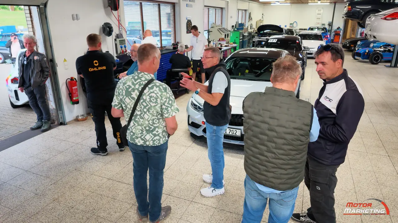 Fachgespräche in der ENVER Werkstatt zwischen Sportwagen