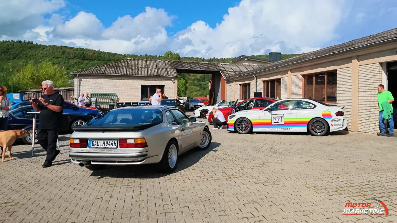 Automobile Raritäten und Gäste im Werkstatthof von ENVER