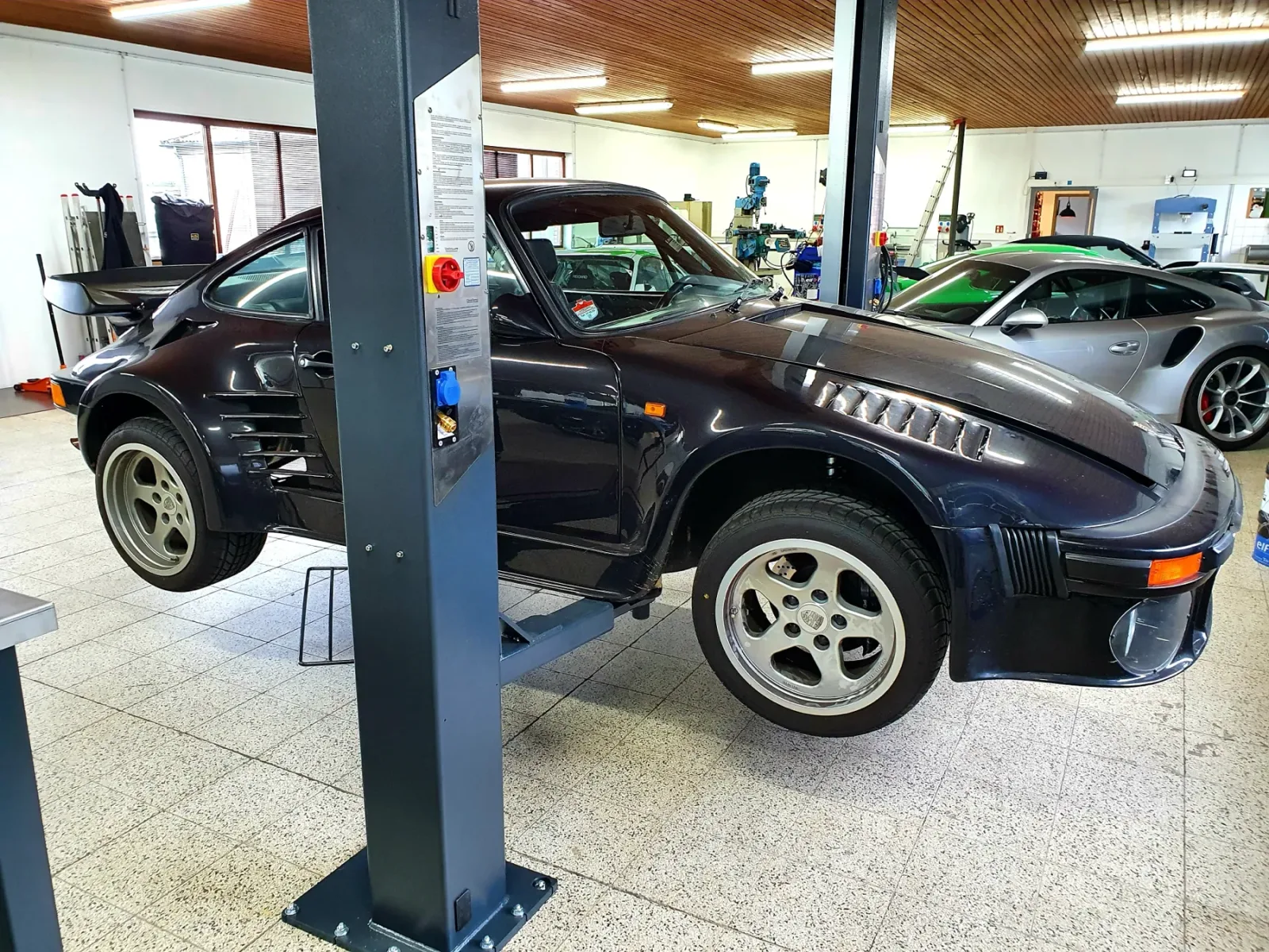 Porsche Oldtimer 930 Turbo Slant Nose auf Hebebühne in Werkstatt Herschbroich