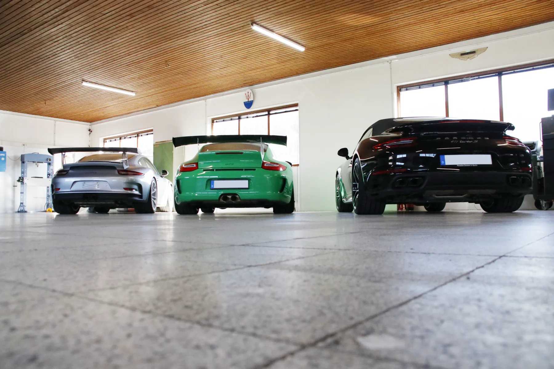 Moderne Porsche Fahrzeuge in ENVER Werkstatt Herschbroich