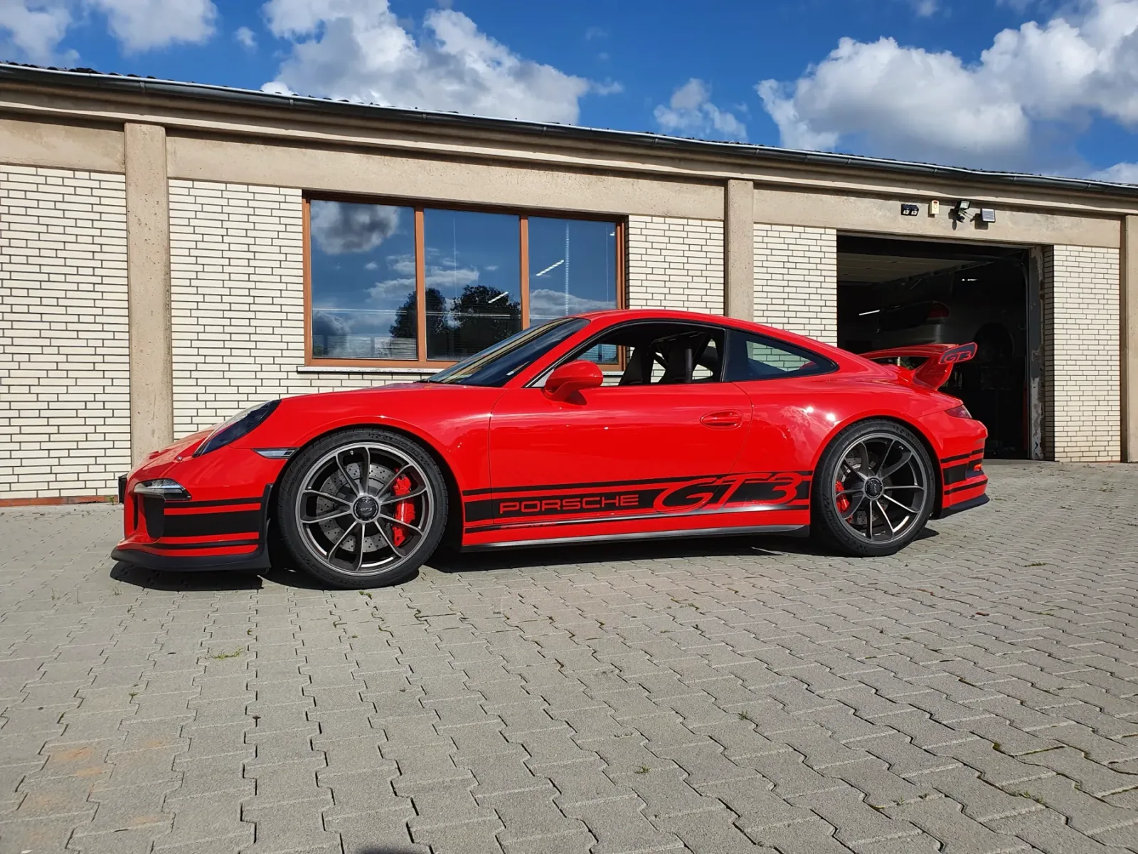 Roter Porsche GT3 RS in der Motorsport-Werkstatt